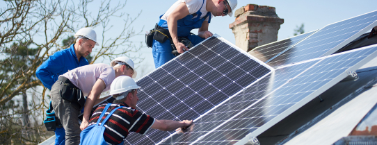 Montáž fotovoltaické elektrárny, foto: shutterstock