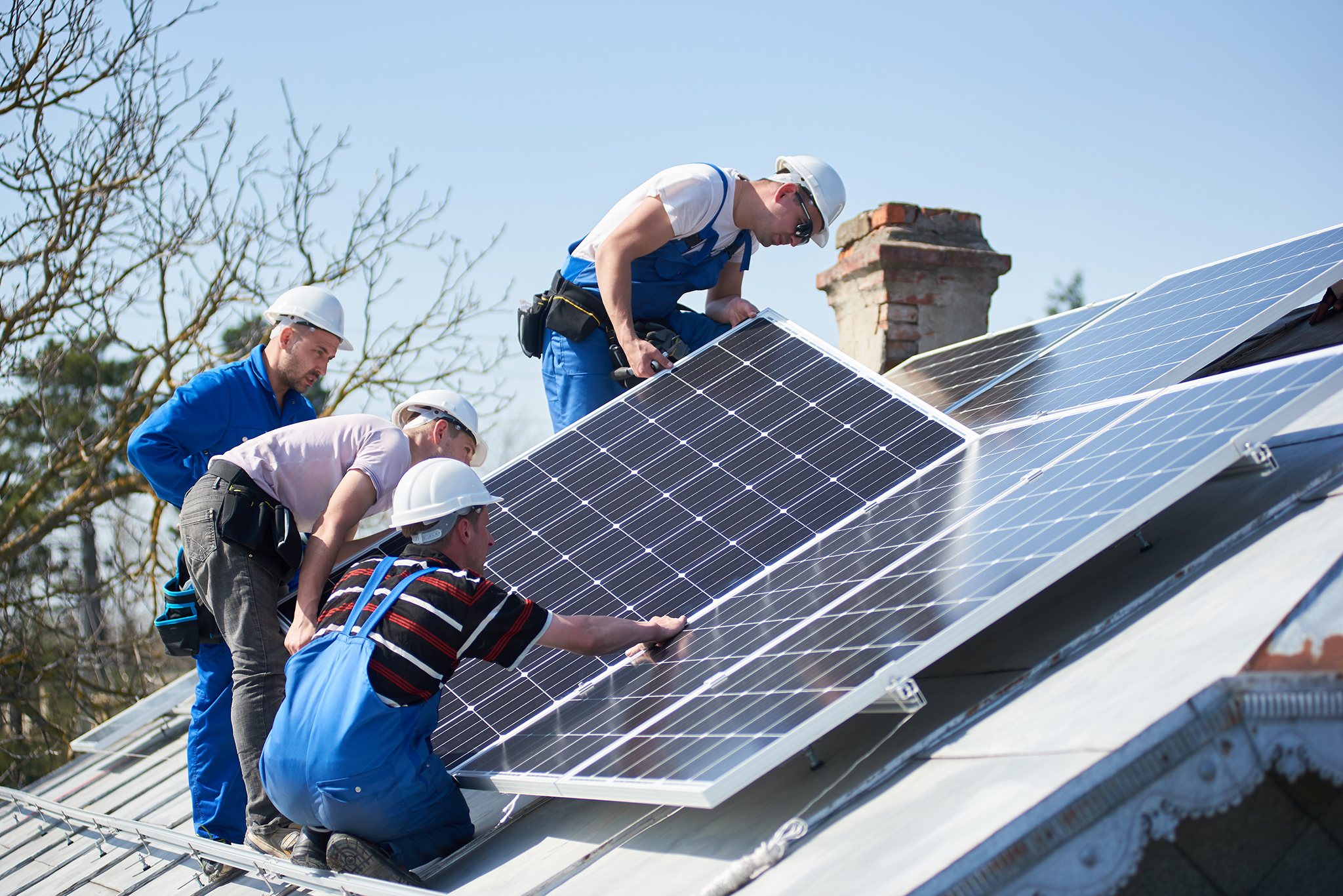 Montáž fotovoltaické elektrárny, foto: shutterstock